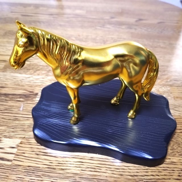 馬午の黄金の置物