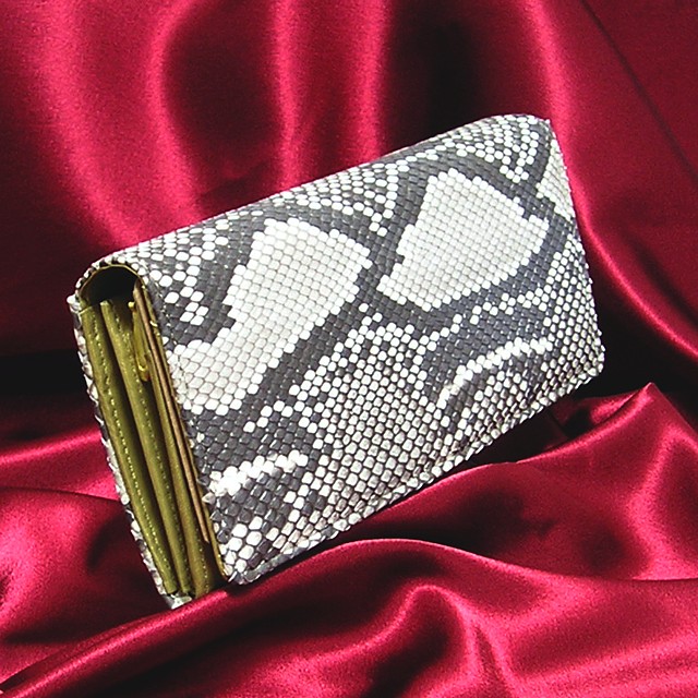 金運蛇革財布　パイソン柄